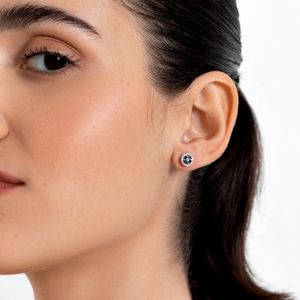 Brinco Stud com Safira e Diamantes em Ouro Branco 18k