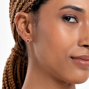Brinco Stud com Rubi e Diamantes em Ouro Amarelo 18k