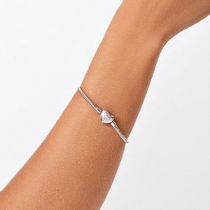 Pulseira Maleável em Prata 925 com Fecho Coração Cravejada - 21,5 cm