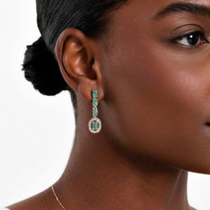 Brinco Longo com Esmeralda e Diamantes em Ouro Amarelo 18k