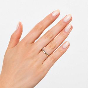 Aliança Com Meio Aro Cravejado Com 9 Pontos De Diamantes Em Ouro Branco E Ouro Amarelo 18k