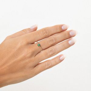 Anel com Esmeralda e Diamantes em Ouro Amarelo 18K
